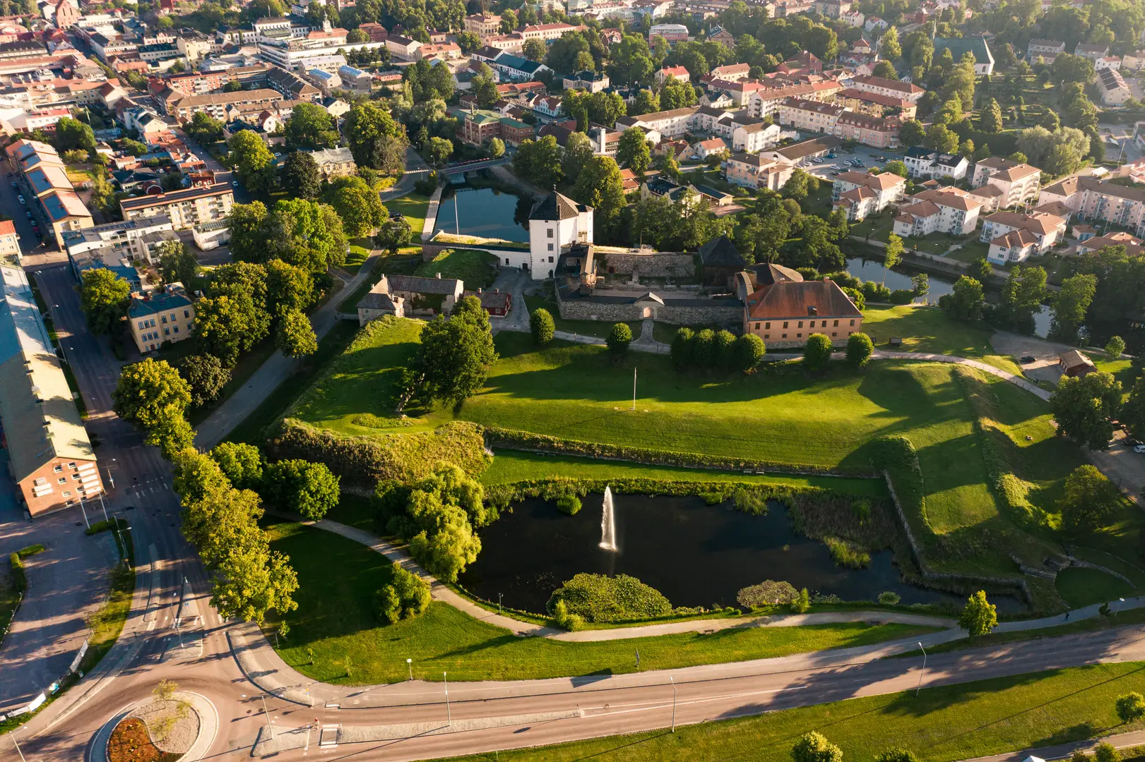 Vy över Hallsberg, där vi arbetar med ventilation i bostäder och fastigheter